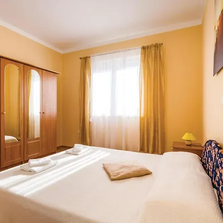 Tatil Evi Ksenija - Six Bedroom With Pool