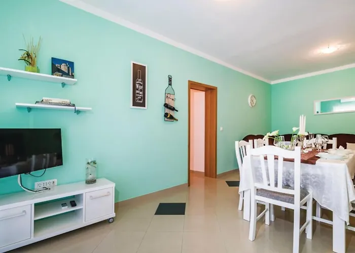 펜션 Ksenija - Six Bedroom With Pool