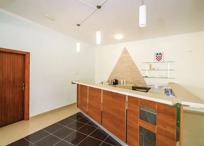 Ksenija - Six Bedroom With Pool *