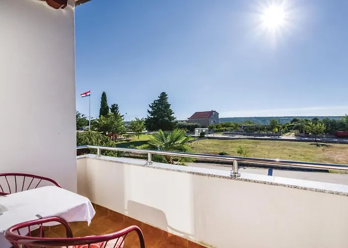 펜션 Ksenija - Six Bedroom With Pool Debeljak