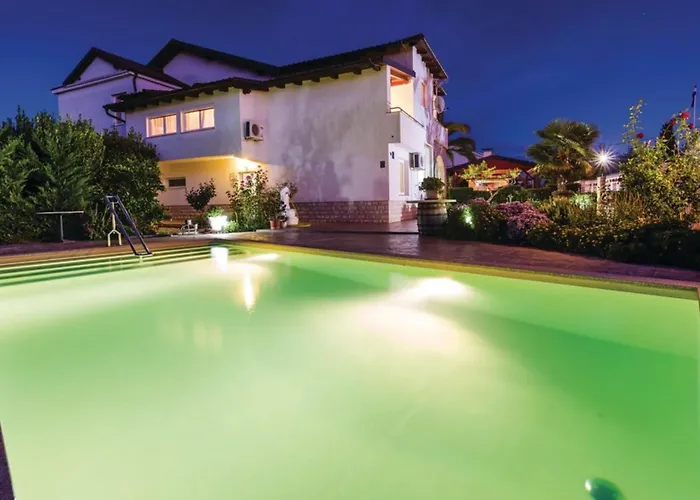 펜션 Ksenija - Six Bedroom With Pool