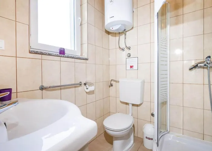 펜션 Ksenija - Six Bedroom With Pool Debeljak