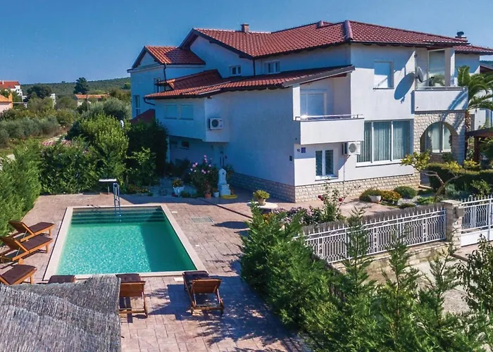 펜션 Ksenija - Six Bedroom With Pool Debeljak