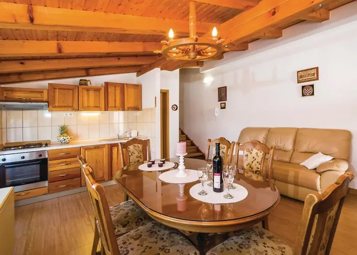 펜션 Ksenija - Six Bedroom With Pool
