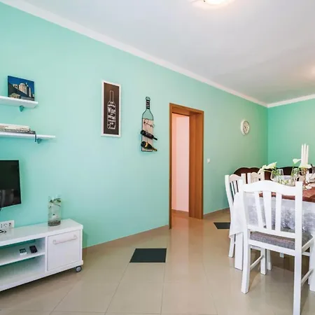 Vakantiehuis Ksenija - Six Bedroom With Pool