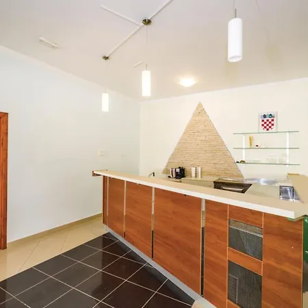 Ksenija - Six Bedroom With Pool *
