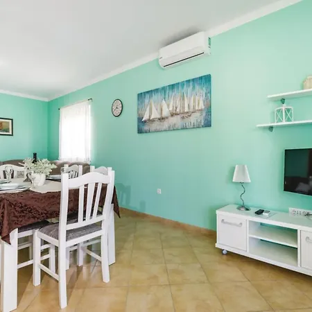 Vakantiehuis Ksenija - Six Bedroom With Pool *