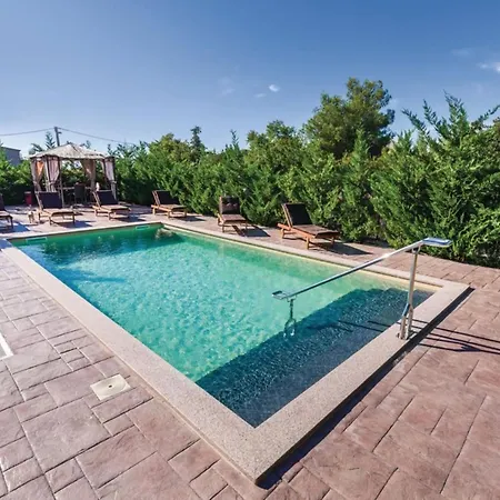 Ksenija - Six Bedroom With Pool Debeljak
