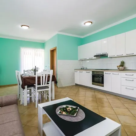 Ksenija - Six Bedroom With Pool Holiday home Debeljak