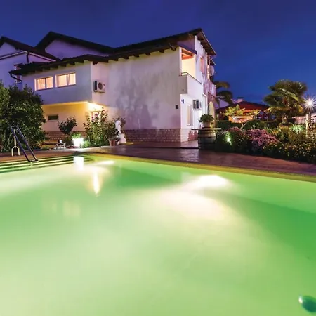 Vakantiehuis Ksenija - Six Bedroom With Pool