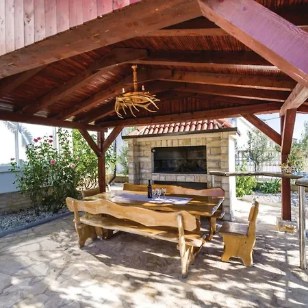 Ksenija - Six Bedroom With Pool Vakantiehuis *