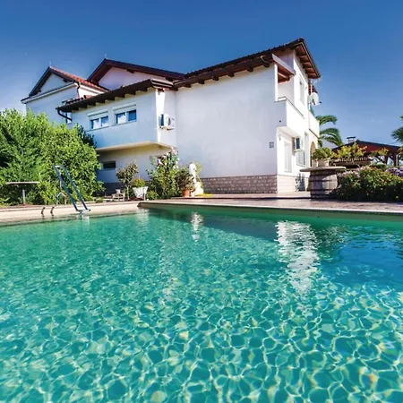 Ksenija - Six Bedroom With Pool Holiday home Debeljak