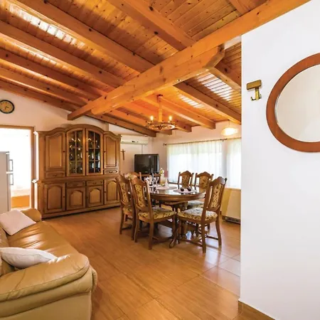 Vakantiehuis Ksenija - Six Bedroom With Pool *