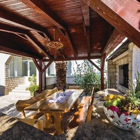 Ksenija - Six Bedroom With Pool Holiday home Debeljak