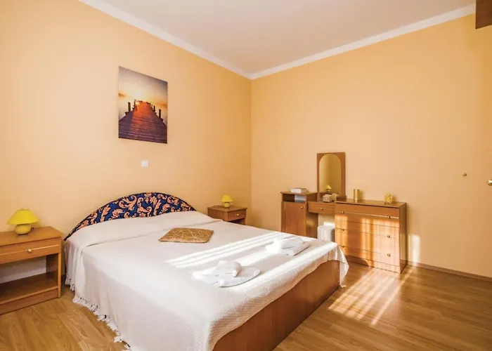 Ksenija - Six Bedroom With Pool Ferienhaus *