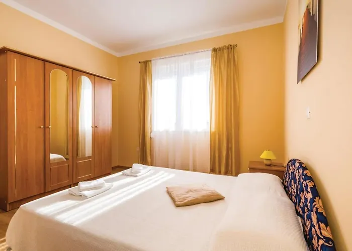 Ferienhaus Ksenija - Six Bedroom With Pool