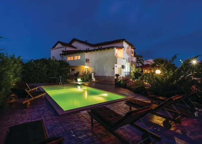 Ksenija - Six Bedroom With Pool Ferienhaus *