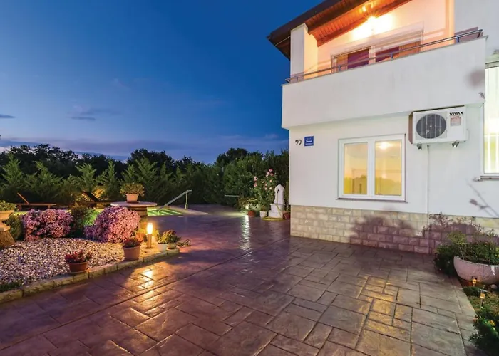 Ksenija - Six Bedroom With Pool Ferienhaus *