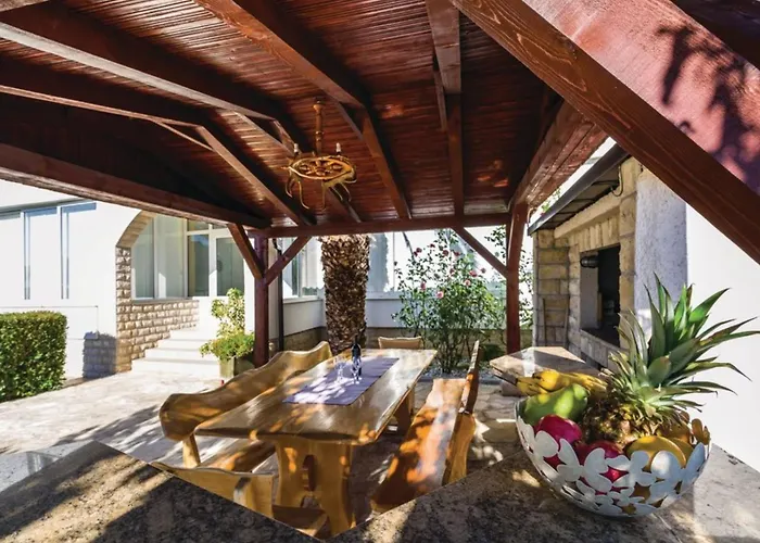 Ksenija - Six Bedroom With Pool Ferienhaus Debeljak